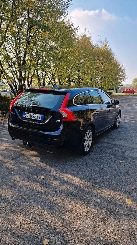 Usata Volvo V60 Momentum 136 CV (100 kW) 2014 Nero Station wagon