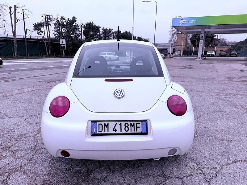 Usata VW New Beetle 89 CV (65 kW) 2001 Bianco Utilitaria