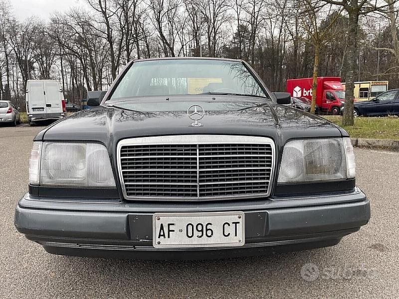 Usata Mercedes E200 Elegance 136 CV (100 kW) 1995 Grigio Berlina