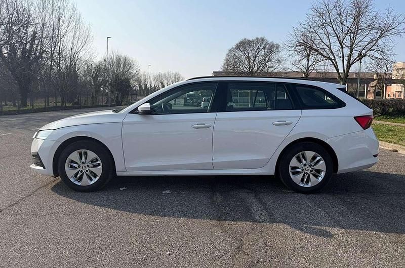 Usata Skoda Octavia Executive 150 CV (110 kW) 2022 Bianco Station wagon