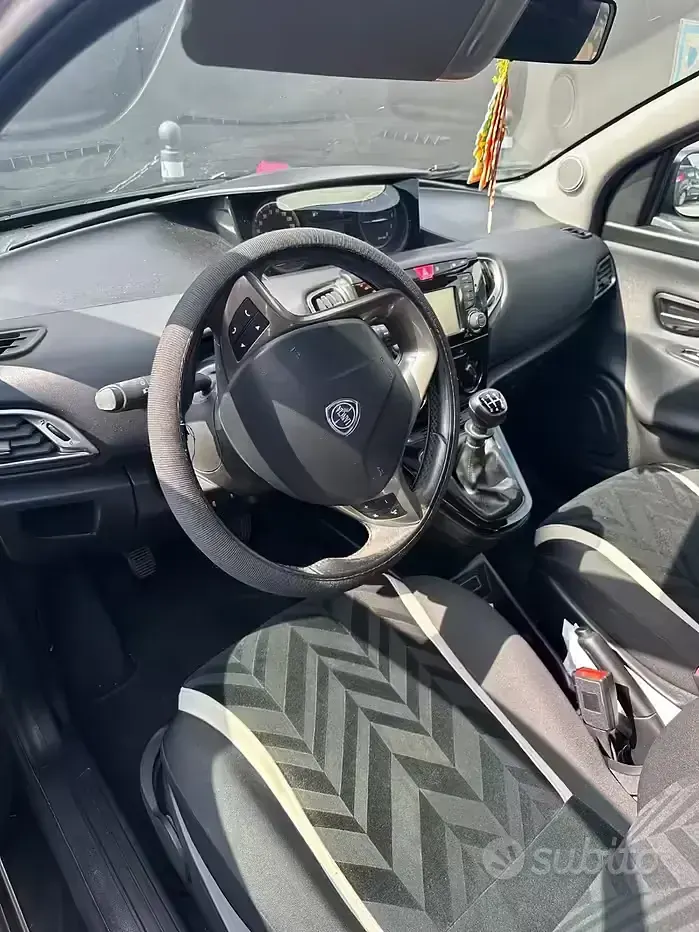 Usata Lancia Ypsilon 69 CV (50 kW) 2018 Nero Utilitaria