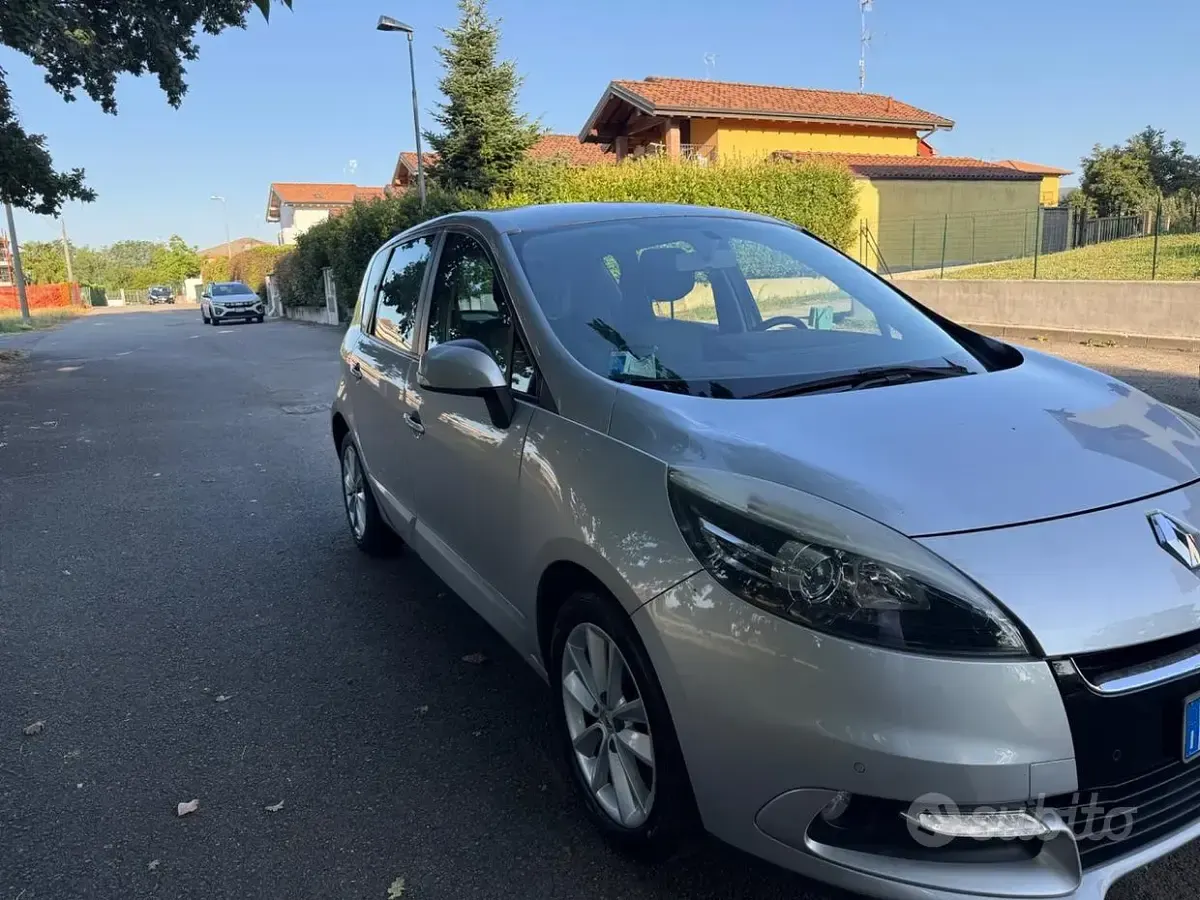 Usata Renault Scénic III 110 CV (80 kW) 2012 Grigio Monovolume