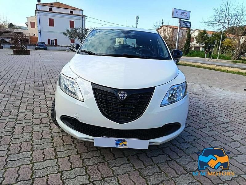Usata Lancia Ypsilon 80 CV (58 kW) 2015 Bianco Utilitaria