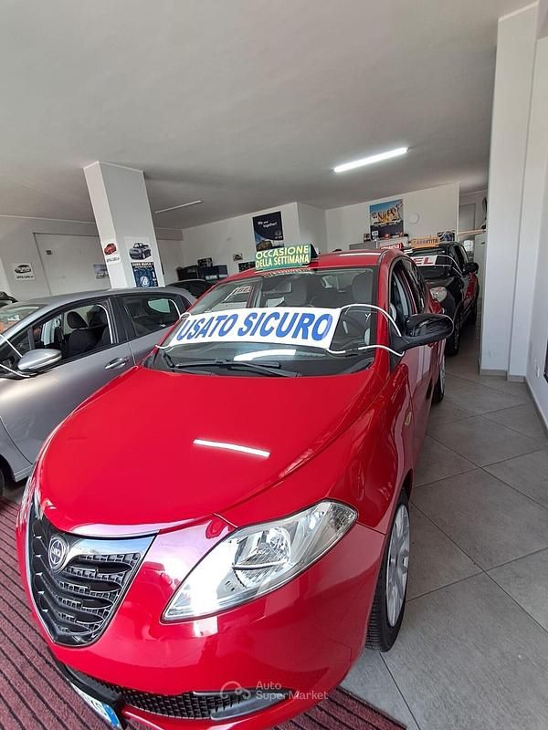 Usata Lancia Ypsilon Gold 69 CV (50 kW) 2015 Rosso Utilitaria
