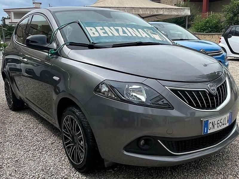 Grigio Usata 2023 Lancia Ypsilon Due volumi | 10.500 € (Ottimo prezzo) - Immagine 1/4