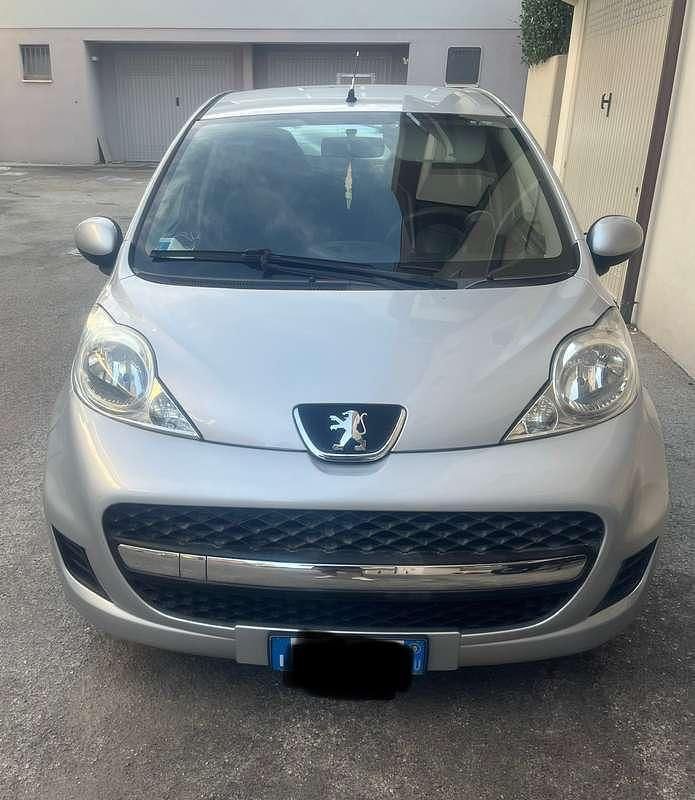 Argento Usata 2010 Peugeot 107 Active Due volumi | 3600 € (Buon prezzo) - Immagine 1/4