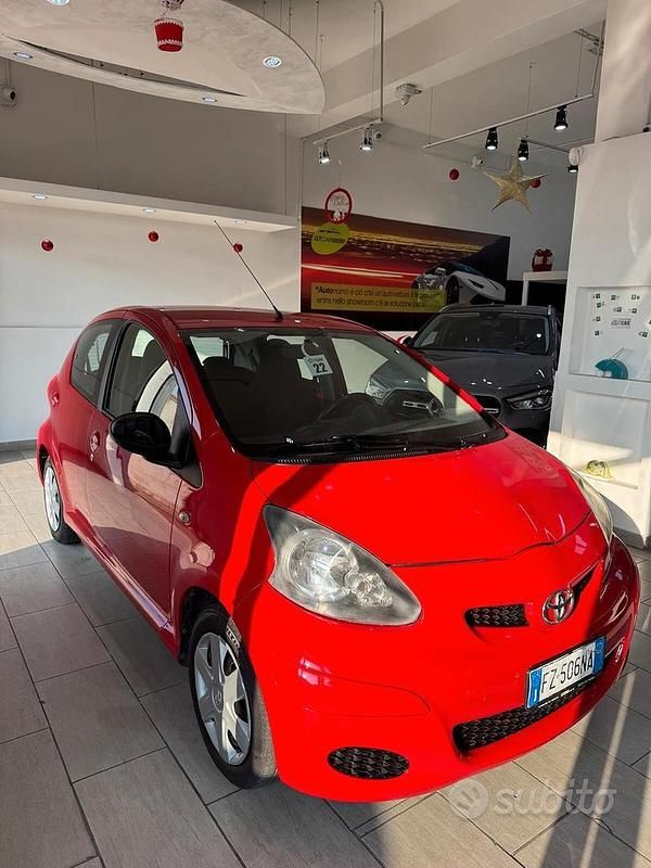 Usata Toyota Aygo Connect Style 67 CV (49 kW) 2010 Rosso Utilitaria