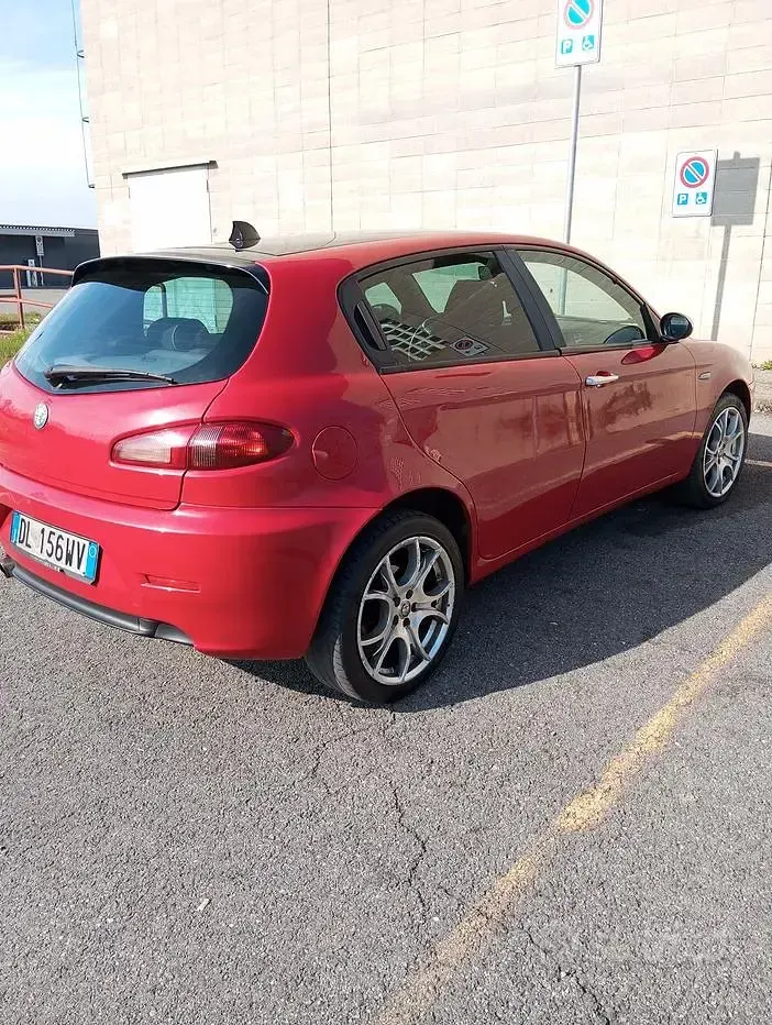 Usata Alfa Romeo 147 120 CV (88 kW) 2007 Rosso Utilitaria