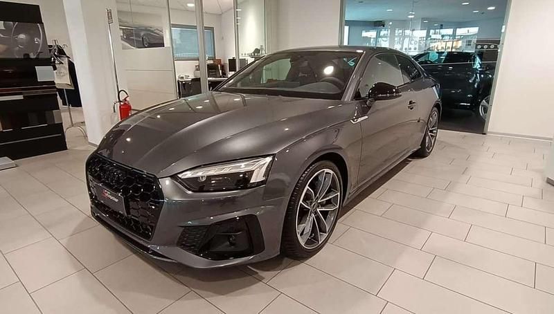 Grigio daytona perlato Usata 2024 Audi A5 S-Line Coupé | 51.900 € (Buon prezzo) - Immagine 1/4