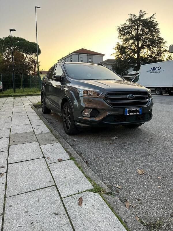 Usata Ford Kuga ST-Line 120 CV (88 kW) 2019 Grigio SUV