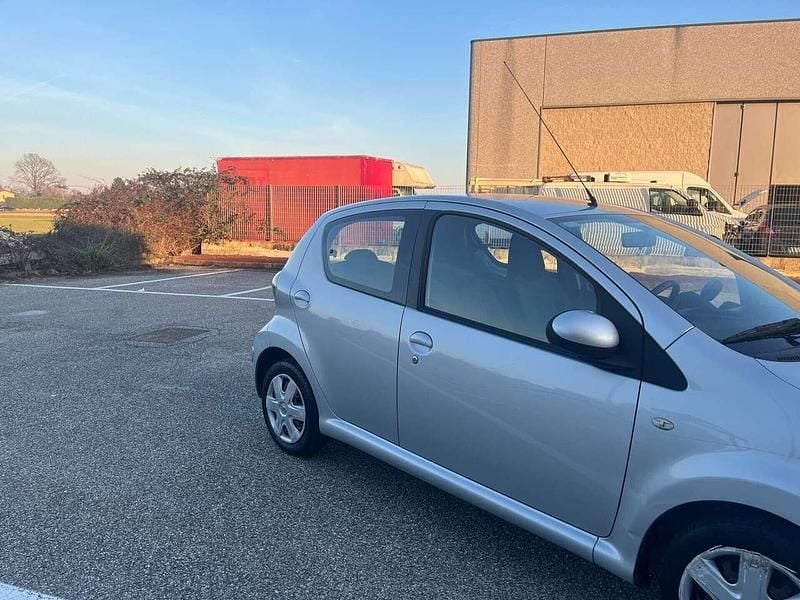 Usata Toyota Aygo Edition 68 CV (50 kW) 2010 Argento Utilitaria
