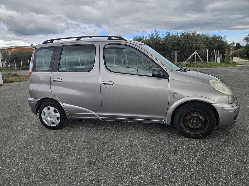 Usata Toyota Yaris Verso Sol 75 CV (55 kW) 2005 Argento Monovolume