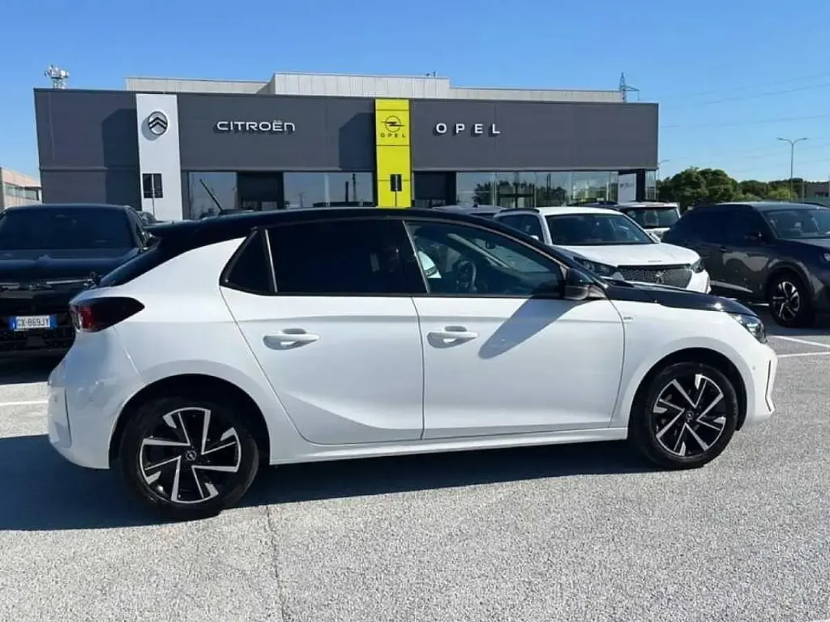 Usata Opel Corsa 75 CV (55 kW) 2024 Bianco/tetto nero Utilitaria