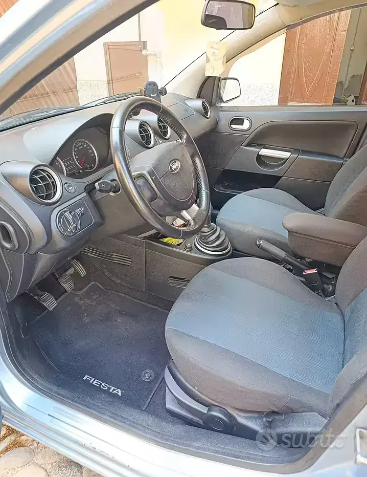 Usata Ford Fiesta 68 CV (50 kW) 2005 Bluazzurro Utilitaria