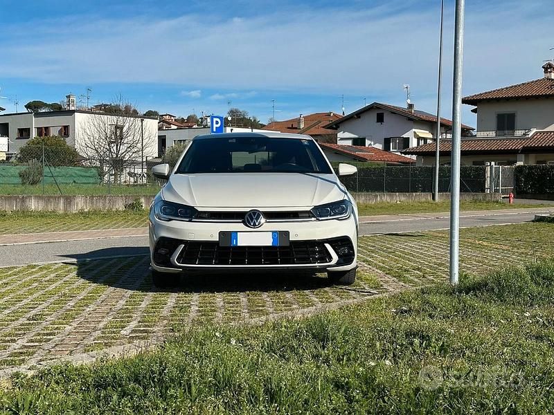 Usata VW Polo R-line 95 CV (69 kW) 2024 Grigio Utilitaria