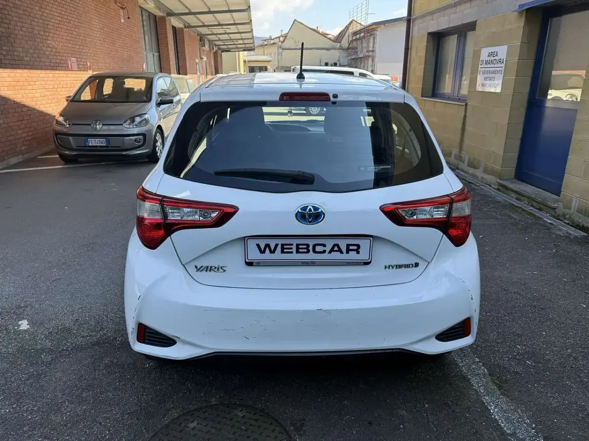 Usata Toyota Yaris Hybrid Business Edition 73 CV (53 kW) 2019 Bianco Berlina