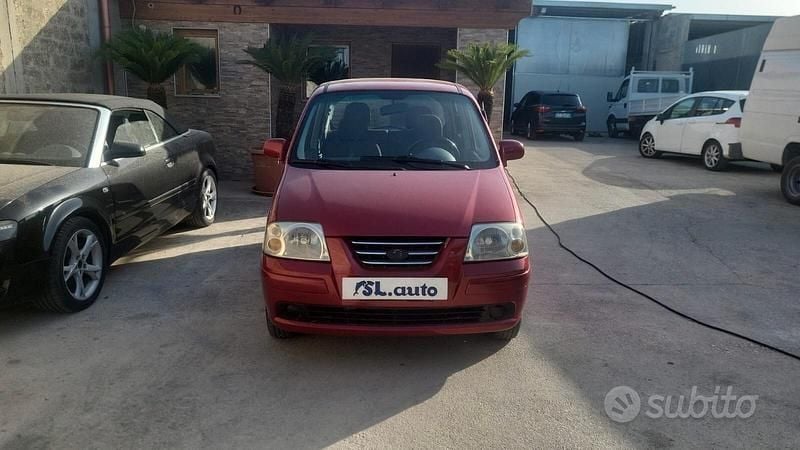Usata Hyundai Atos Comfort 59 CV (43 kW) 2004 Rosso Utilitaria