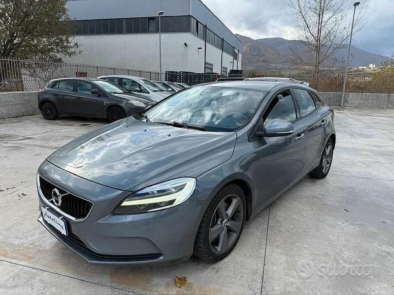 Usata Volvo V40 120 CV (88 kW) 2019 Grigio Berlina