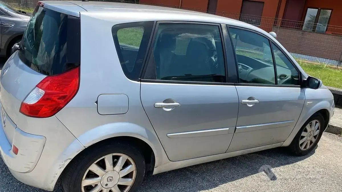 Usata Renault Scénic 106 CV (77 kW) 2008 Grigio Monovolume