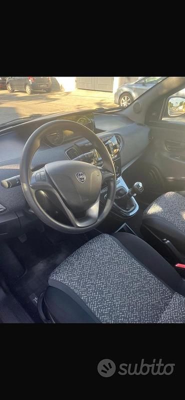 Usata Lancia Ypsilon 69 CV (50 kW) 2018 Blu Utilitaria