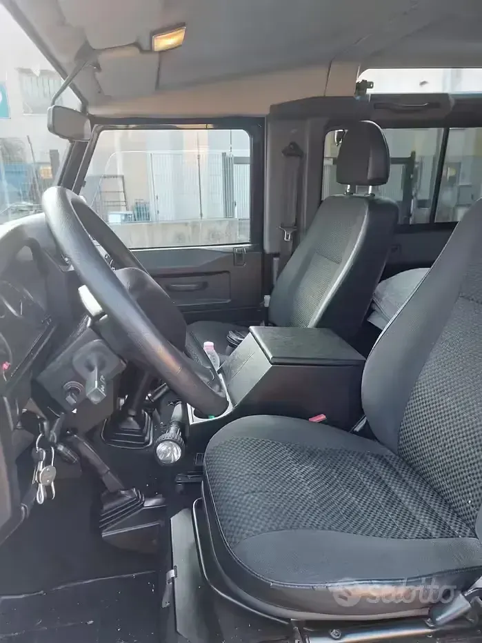Usata Land Rover Defender 122 CV (89 kW) 2010 Nero SUV