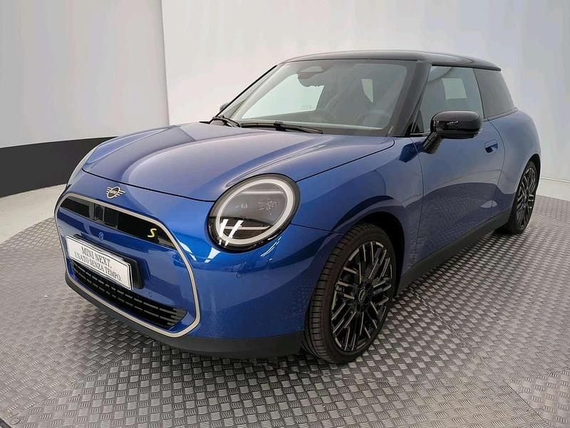 Blu/azzurro Usata 2024 Mini Cooper SE Favoured Utilitaria | 31.900 € (Molto cara) - Immagine 1/4