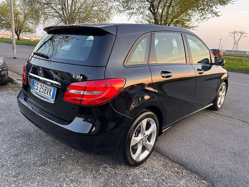 Usata Mercedes B180 Executive 109 CV (80 kW) 2013 Nero Utilitaria