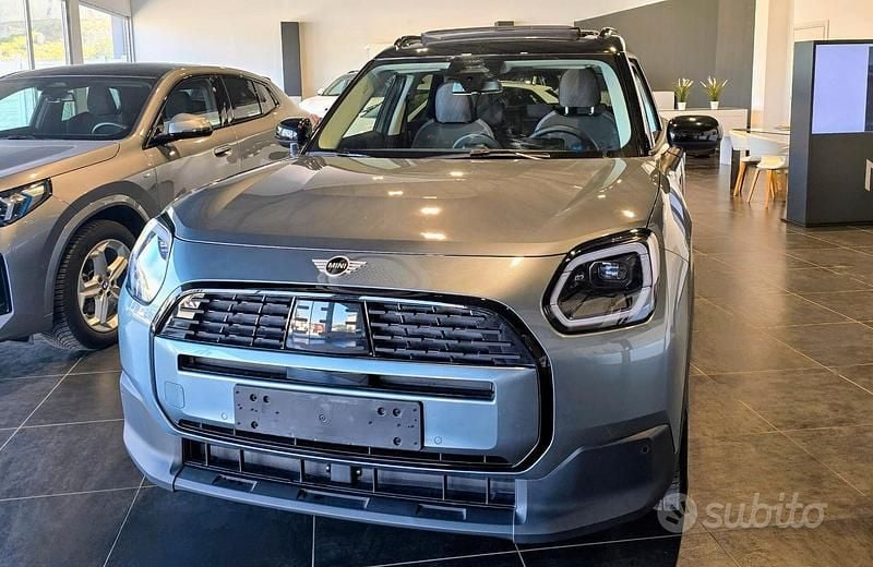 Verde Usata 2024 Mini Cooper D Countryman Favoured SUV | 46.900 € - Immagine 1/4