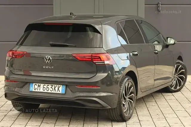 Usata VW Golf VIII Life 131 CV (96 kW) 2023 Grigio Berlina