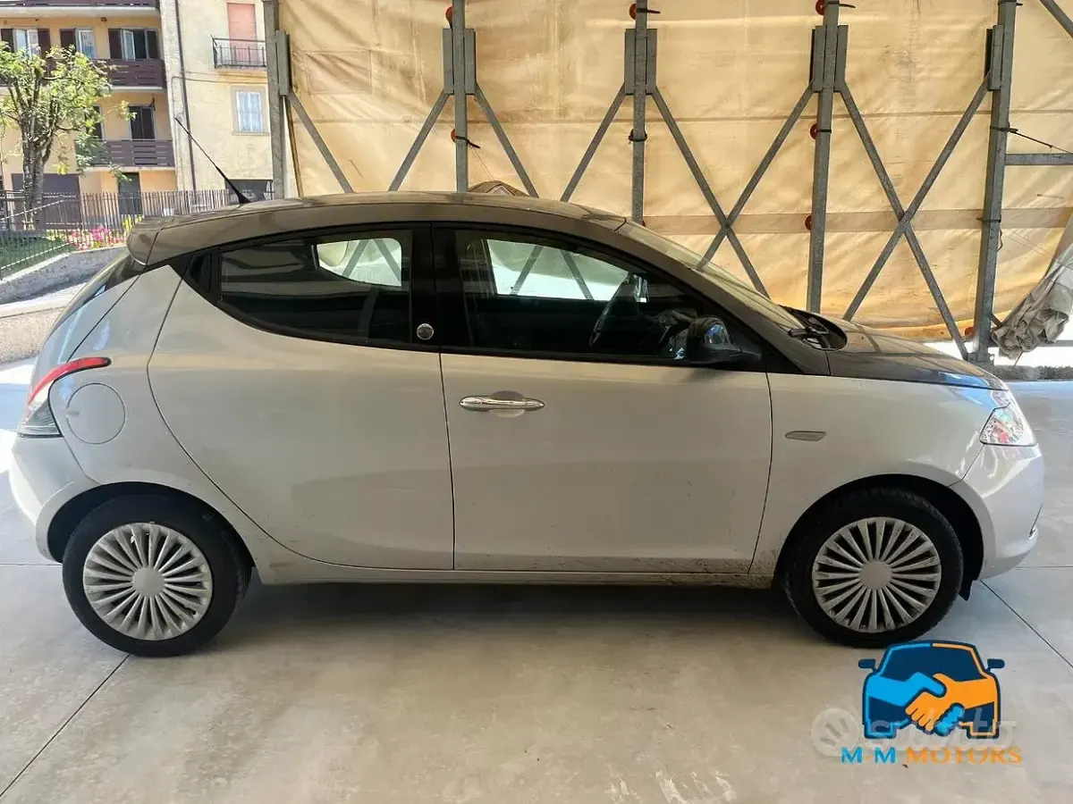 Usata Lancia Ypsilon Silver 69 CV (50 kW) 2013 Grigio Utilitaria