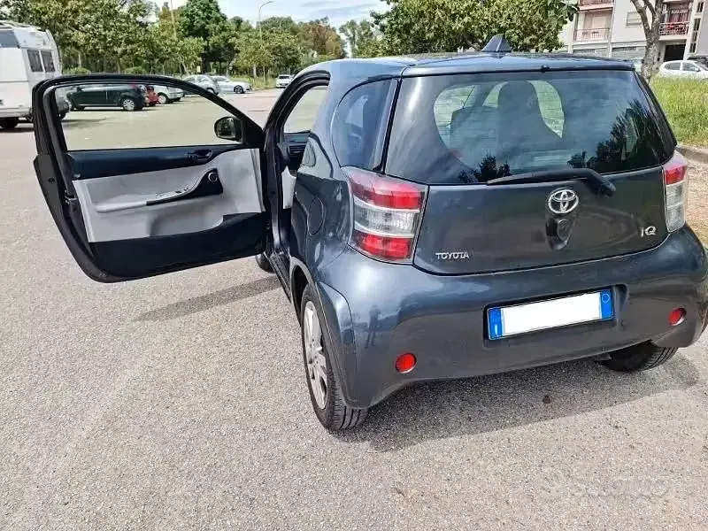 Usata Toyota iQ Executive 99 CV (72 kW) 2010 Grigio Utilitaria