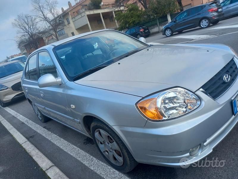 Usata Hyundai Accent 2003 Grigio Berlina