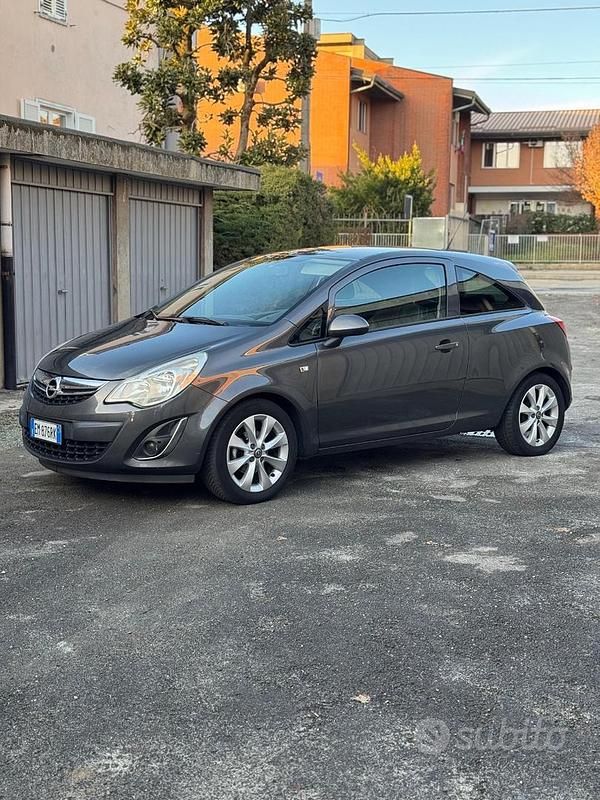 Grigio Usata 2012 Opel Corsa Due volumi | 4000 € - Immagine 1/4
