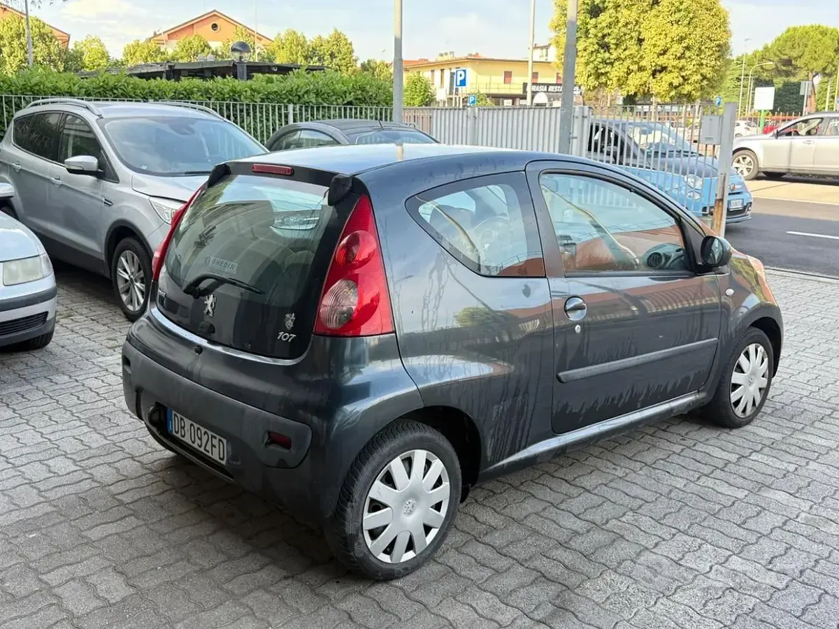 Usata Peugeot 107 68 CV (50 kW) 2006 Grigio Utilitaria