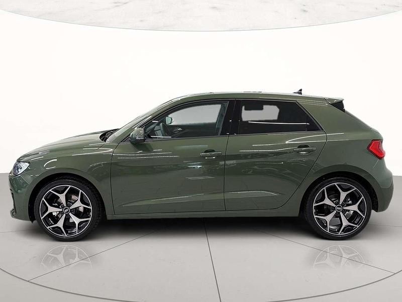 Usata Audi A1 Sportback Business 116 CV (85 kW) 2025 Verde distretto metallizzato Utilitaria