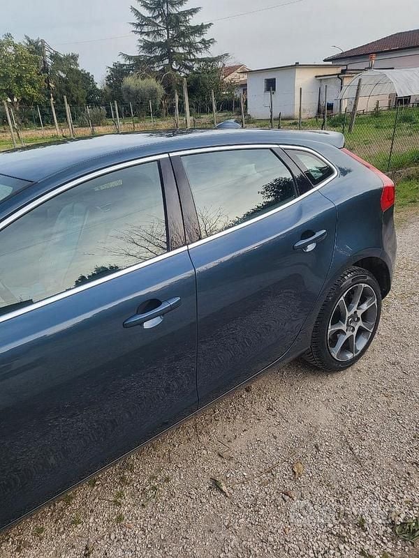 Usata Volvo V40 Ocean Race 150 CV (110 kW) 2016 Blu Berlina