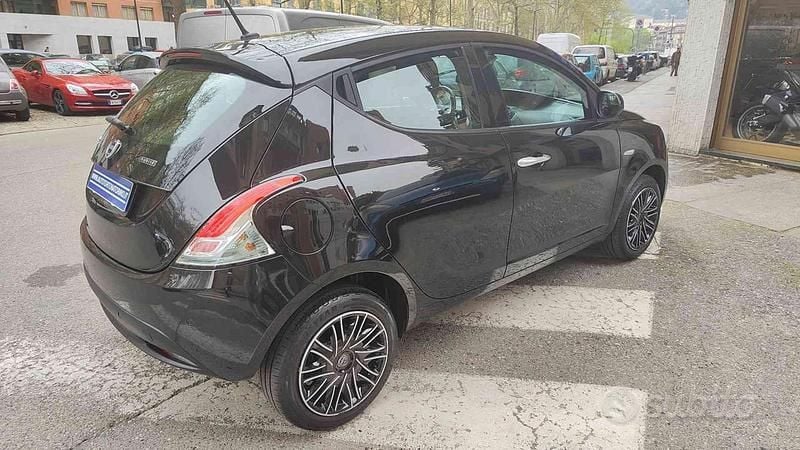 Usata Lancia Ypsilon Gold 69 CV (50 kW) 2023 Nero metallizzato Utilitaria