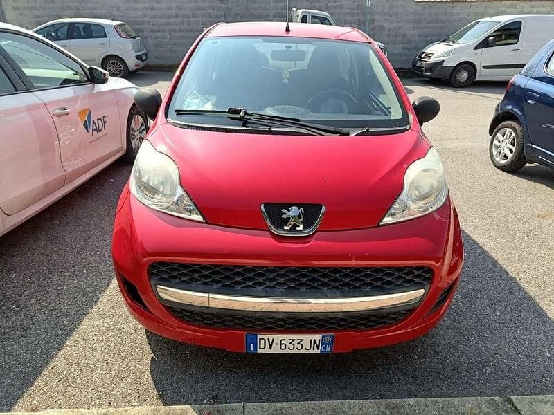 Usata Peugeot 107 Active 68 CV (50 kW) 2009 Rosso Utilitaria