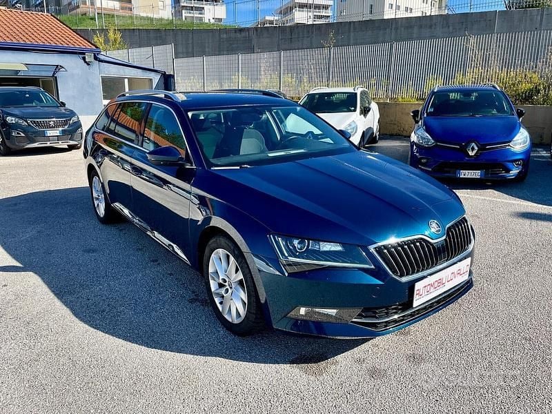 Usado Skoda Superb Executive 150 CV (110 kW) 2018 Azul Familiar