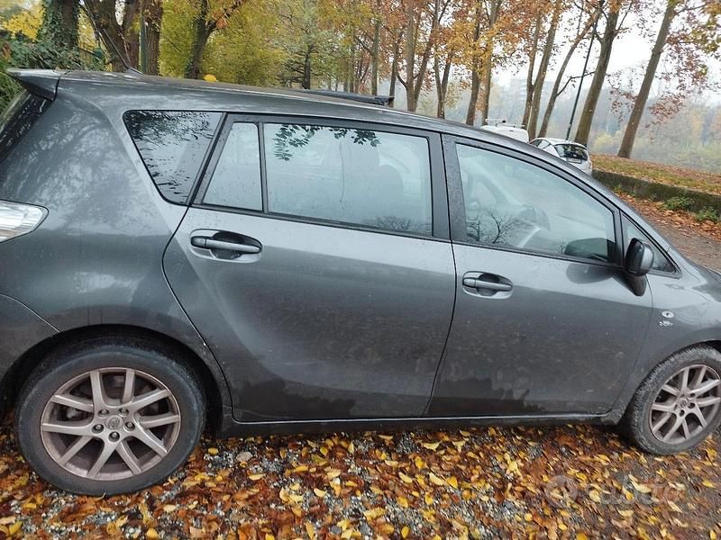 Usata Toyota Verso 150 CV (110 kW) 2010 Grigio Monovolume