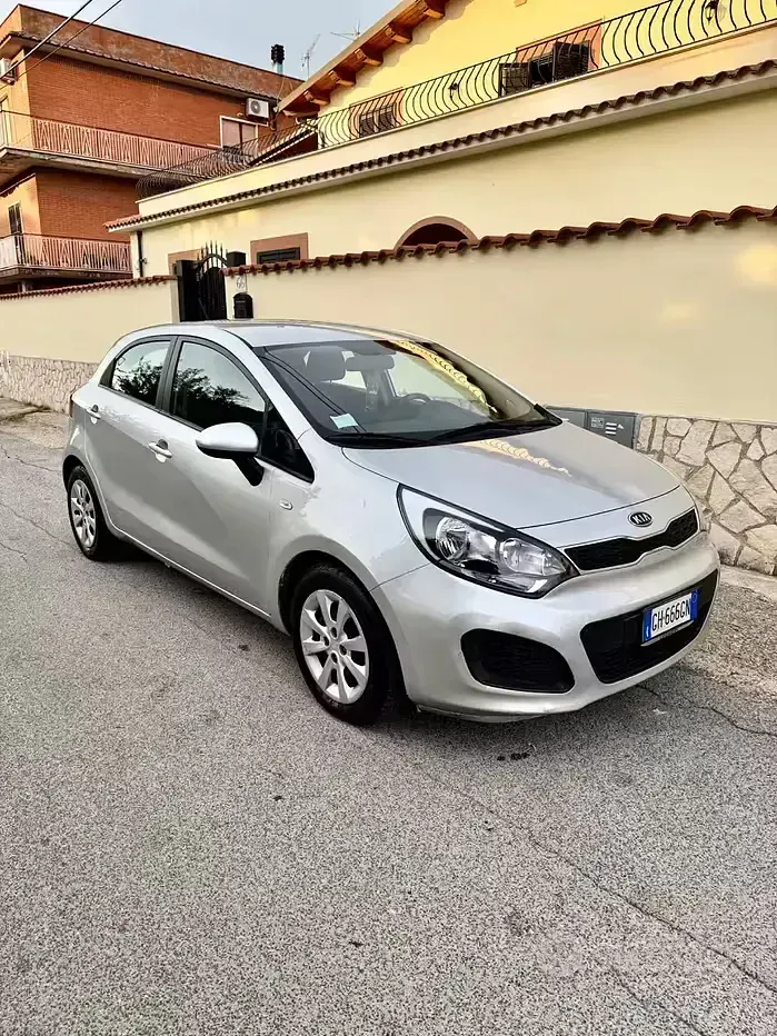 Usata Kia Rio 85 CV (62 kW) 2013 Grigio Berlina