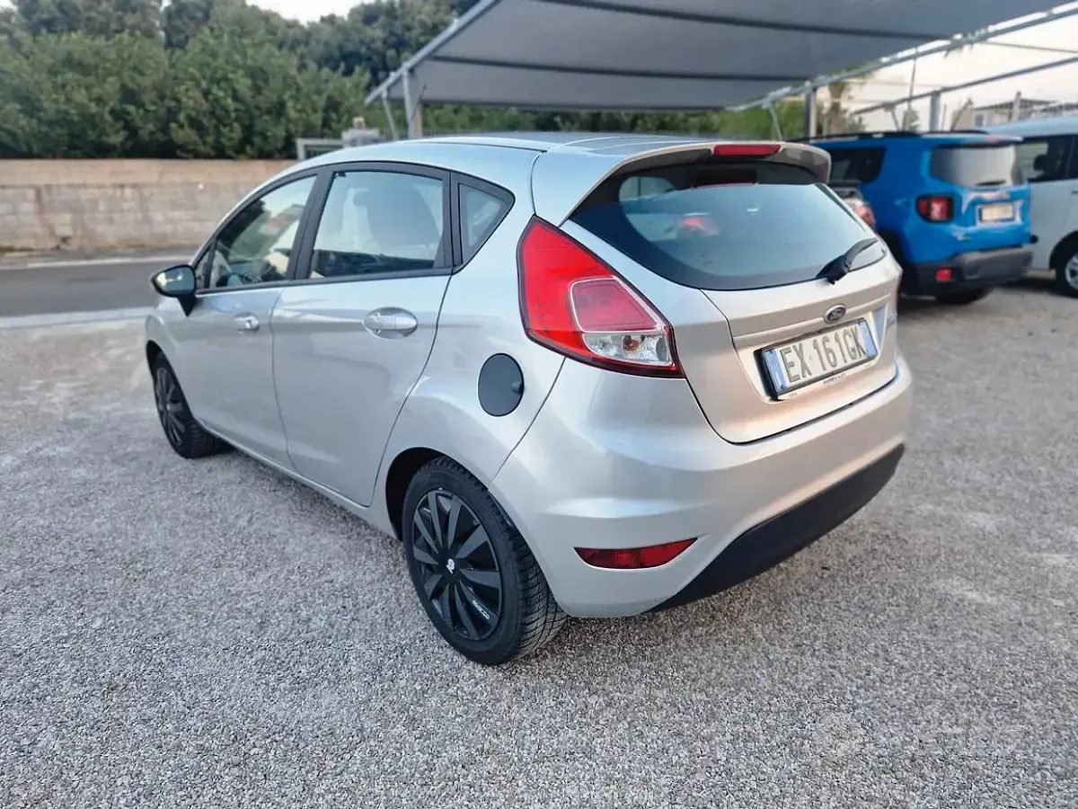 Usata Ford Fiesta 75 CV (55 kW) 2016 Grigio Utilitaria