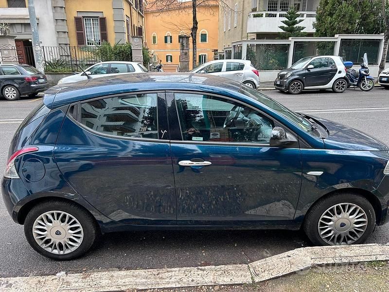 Usata Lancia Ypsilon 80 CV (58 kW) 2016 Blu Utilitaria