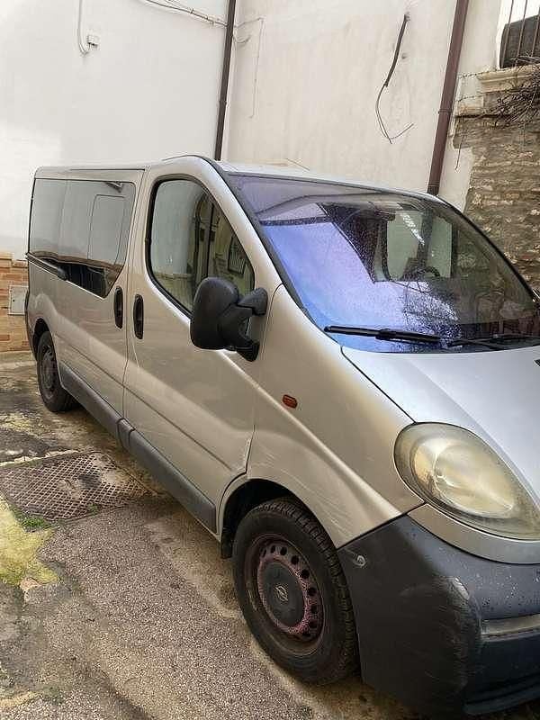 Usata Opel Vivaro 114 CV (83 kW) 2005 Argento Monovolume