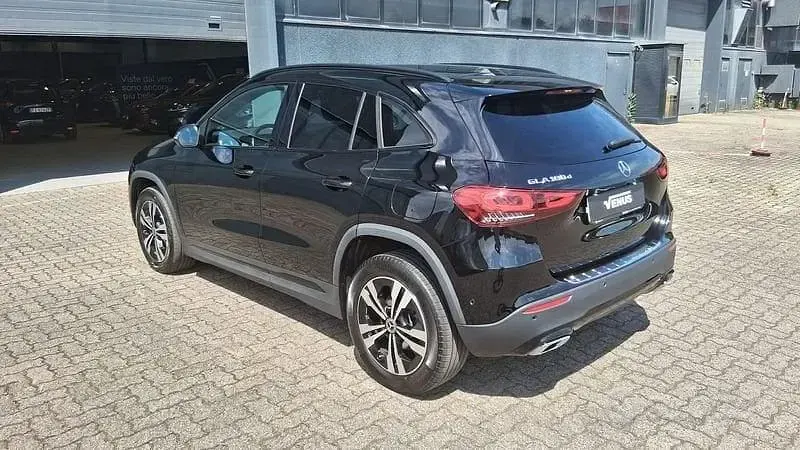 Käytetty Mercedes GLA180 116 HP (85 kW) 2022 Musta Katumaasturi