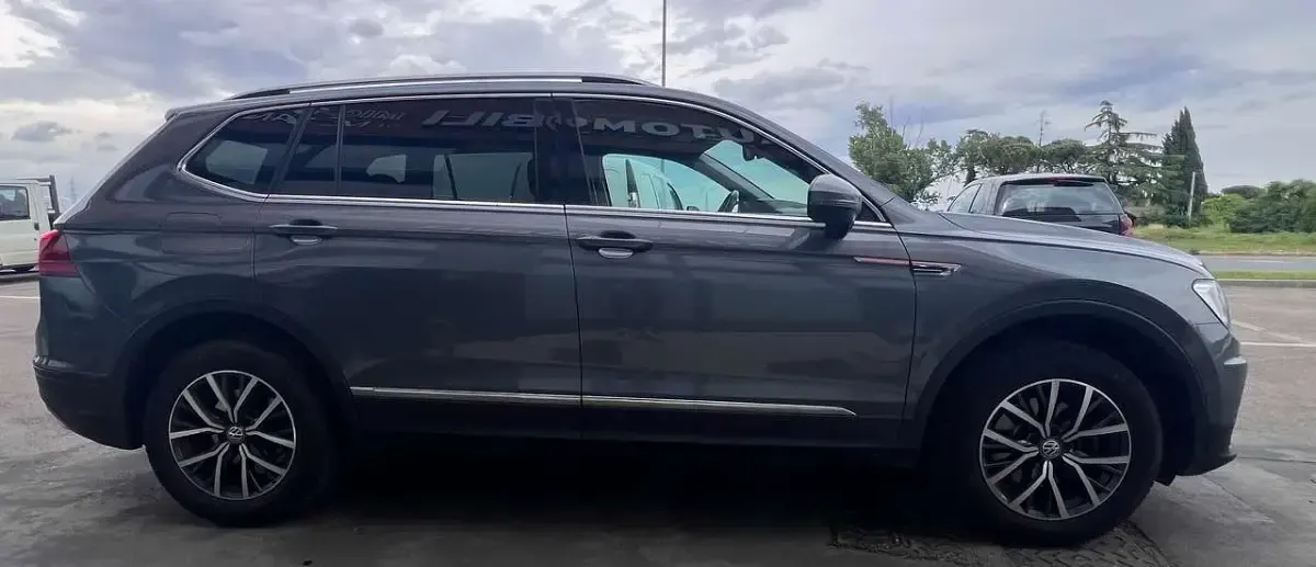 Begagnad VW Tiguan Allspace 150 HK (110 kW) 2021 Grå SUV