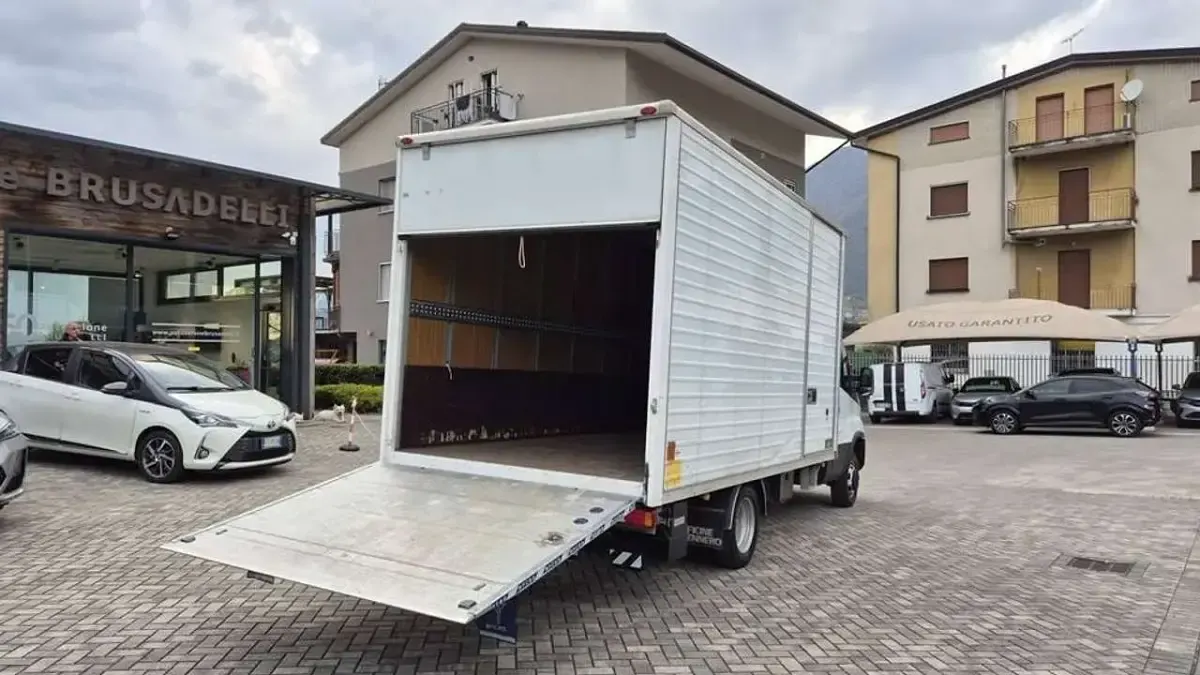 Usata Iveco Daily 136 CV (100 kW) 2023 Bianco Furgone