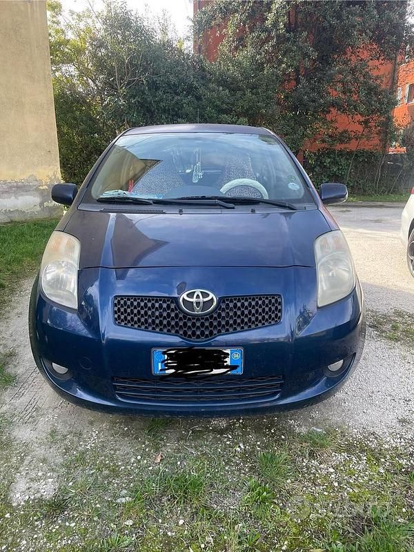 Usata Toyota Yaris Sol 69 CV (50 kW) 2005 Blu Berlina