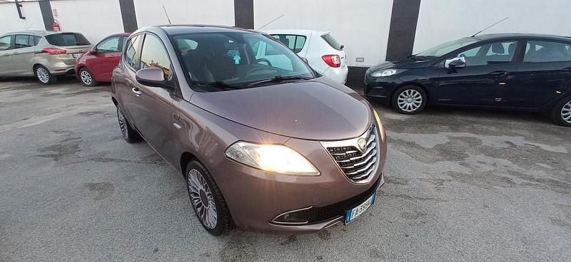 Usata Lancia Ypsilon Platinum 69 CV (50 kW) 2015 Viola Utilitaria