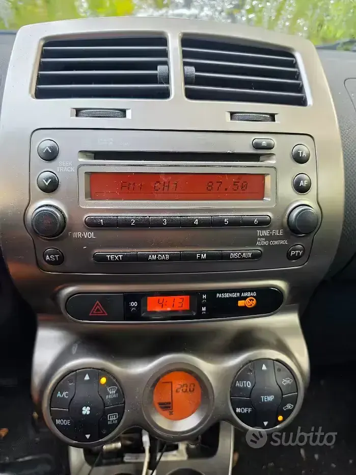 Usata Toyota Urban Cruiser 90 CV (66 kW) 2012 Grigio Utilitaria